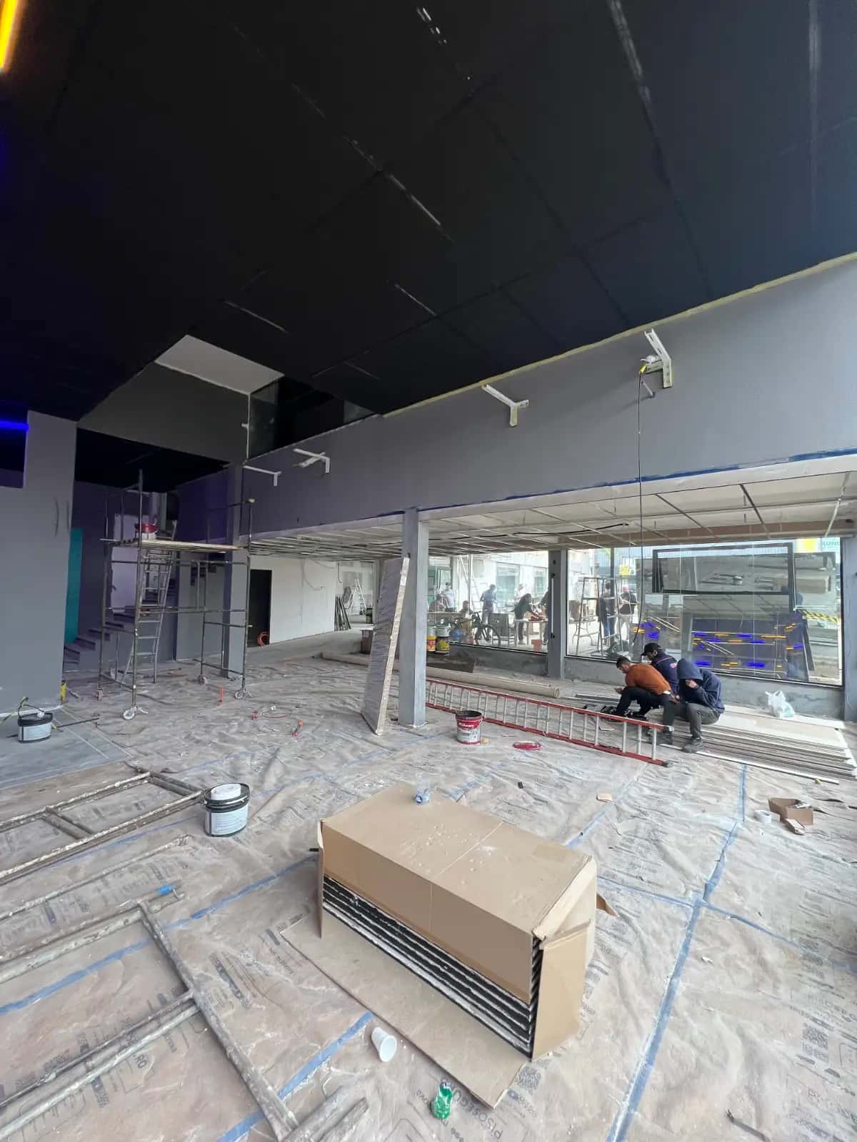 Lavabo com papel de parede tropical e bancada em pedra desenvolvido por arquiteto em Itapema