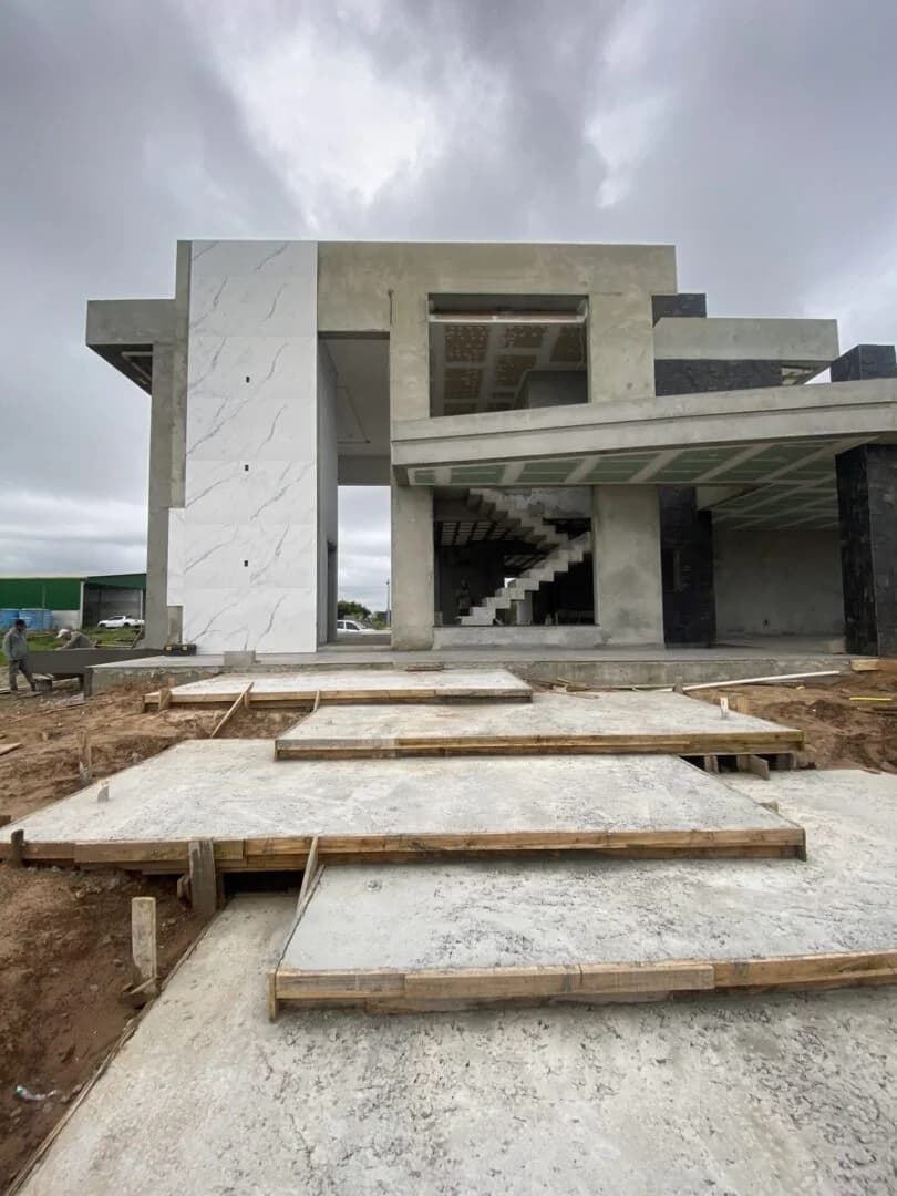 Equipe realizando gerenciamento de obra