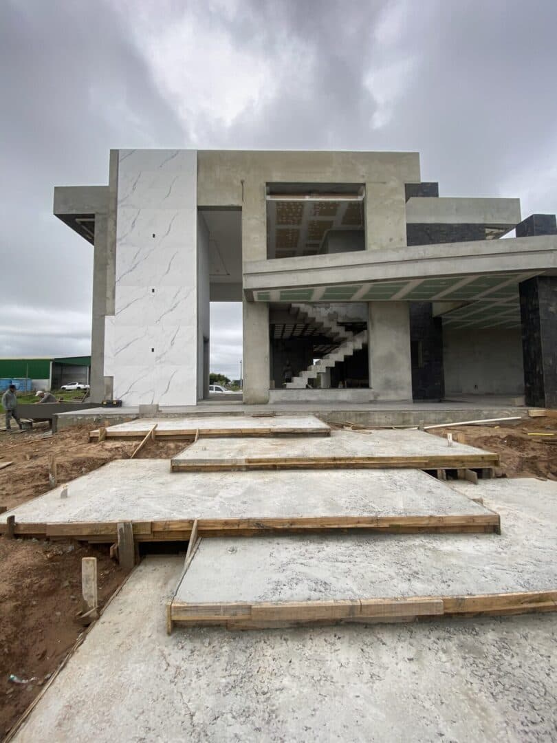 Equipe realizando gerenciamento de obra