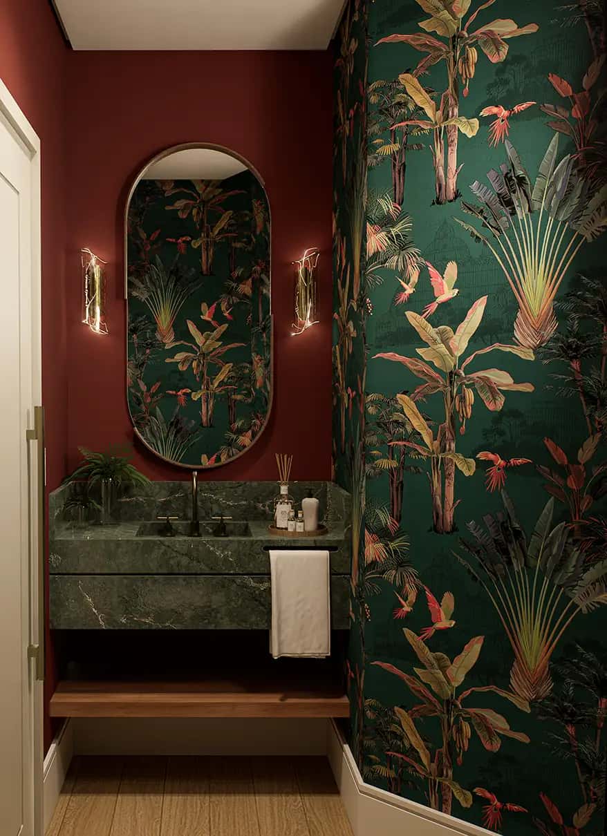 Lavabo com papel de parede tropical e bancada em pedra escura desenvolvido por arquiteto em Blumenau