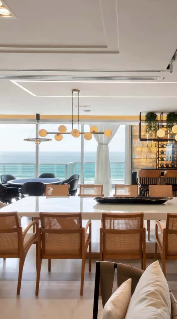 Projeto residencial de alto padrão assinado por arquiteto em Balneario Camboriu com ambientes integrados e design contemporâneo