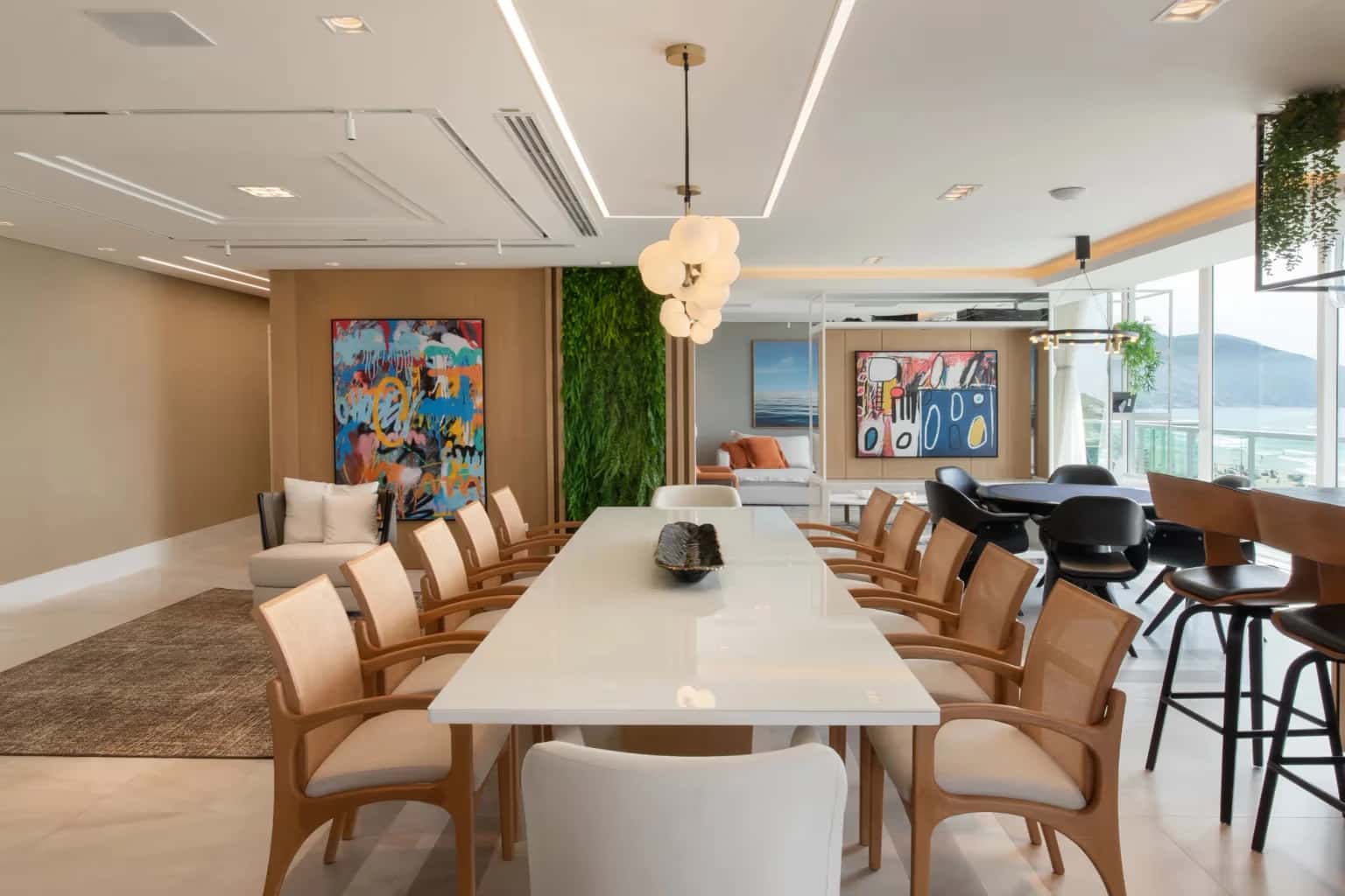 Living moderno com mesa grande no centro num apatamento criado por arquiteto em Balneario Camboriu